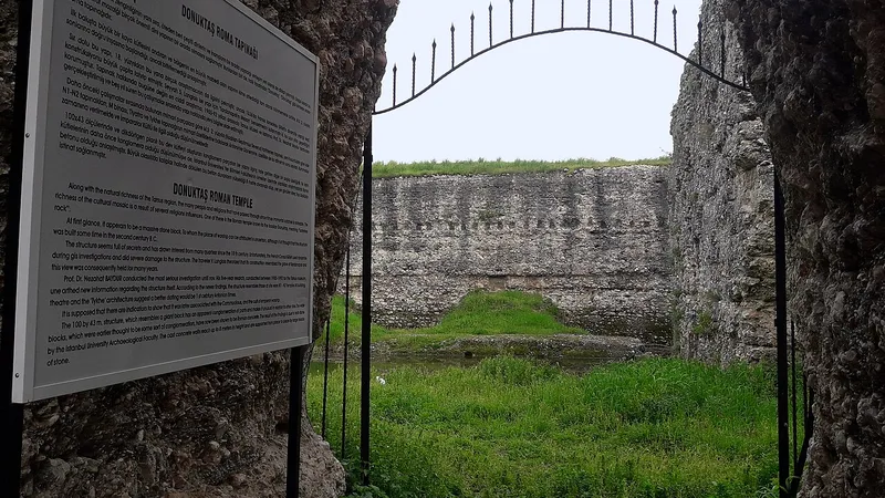 Tarsus Donuktaş Roma Tapınağı ve Gözlükule Höyüğü Gezi Rehberi:Antik Dünyanın Dev Tapınağı