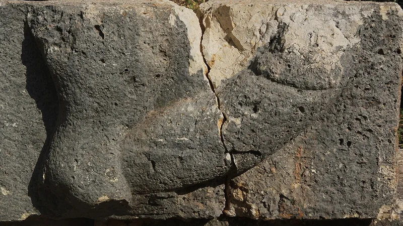 Silifke Mezgitkale (Korkusuz Kral Anıt Mezarı), Paslı ve Tekkadın Ören Yerleri Rehberi