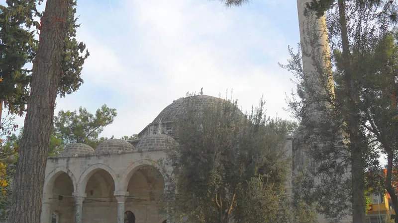 Mut Merkez Gezi Rehberi:Mut Kalesi, Tarihi Taşhan, Lal Paşa Camii ve Çınaraltı Parkı