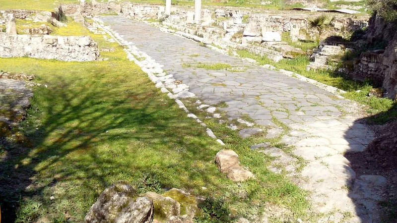 Tarsus Antik Roma Yolu (Sağlıklı Köyü) Gezi Rehberi:2000 Yıllık Taş Cadde ve Zafer Takı